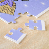 Sorcière Violette Volant Sur Un Puzzle À Broomstic (Côté)