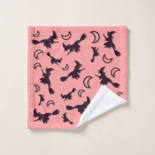 Sorcière volante entre la moitié de la lune à Hall