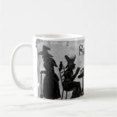 Sorcières de Salem cuisant et brassant la tasse de (Gauche)