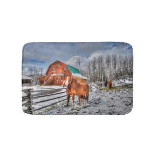 Sorrel en Chestnut Paarden en Barn in wintersneeuw Badmat