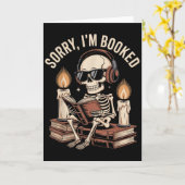 Sorry Im Booked Funny Halloween Skeleton Reading Kaart (Gele Bloem)