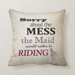 Sorry voor de Mess The Maid Horseback Riding Kussen