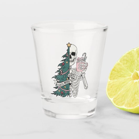 "Sorta Scary Sorta Merry" Kerstskelet Shot Glas (Voorkant)