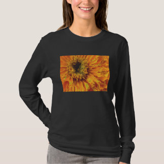 Souci orange sur le T-shirt noir