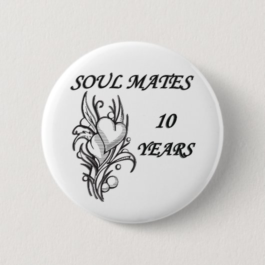 SOUL MATES 10 JAAR RONDE BUTTON 5,7 CM (Voorkant)
