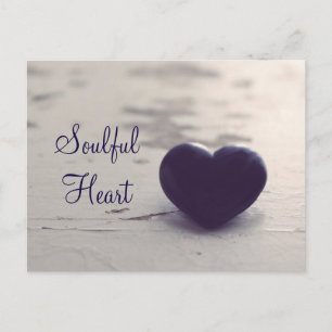 Soulful Paarse Stone Heart op een zandstrand Briefkaart