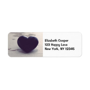 Soulful Paarse Stone Heart op een zandstrand Etiket