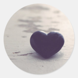 Soulful Paarse Stone Heart op een zandstrand Ronde Sticker