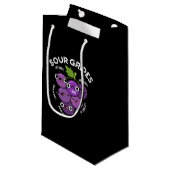 Sour Gripes Funny Fruit Grape Pun Dark BG Klein Cadeauzakje (Voorkant Gekanteld)