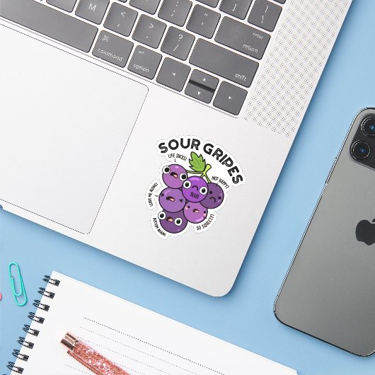Sour Gripes Funny Fruit Grape Pun Sticker (Laptop met iPhone)