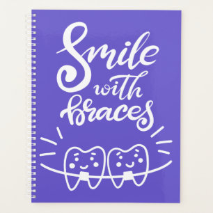 Souriez Avec Des Bracelets Dents souriants