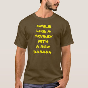 Sourire comme un singe avec un nouveau T-shirt ban