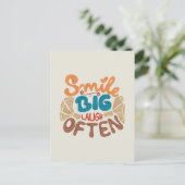 Sourire grand rire souvent : Carte postale joyeuse (Debout devant)