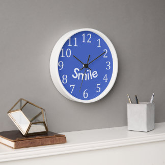 Sourire, horloges d'affirmation de mot de texte bl