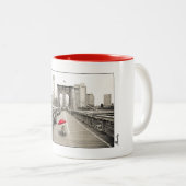 Souris Marty sur la Mug de Brooklyn Bridge - Rouge (Devant droit)