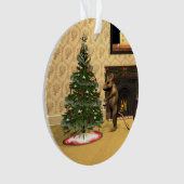 Souris mignonne décorant un arbre de Noël (devant)