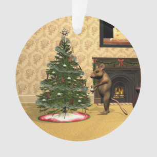 Souris mignonne décorant un arbre de Noël