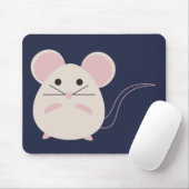 Souris mignonne sur le tapis de souris (Avec souris)