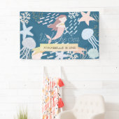 Sous la bannière d'anniversaire bleu marine de la  (En situation)