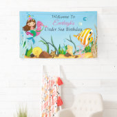 Sous la bannière d'anniversaire de sirène de mer (En situation)