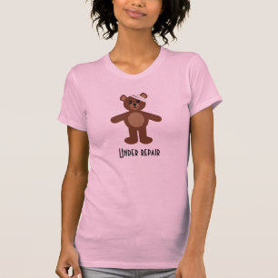 Sous le T-shirt d'ours de nounours de réparation