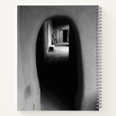 Southwest Adobe Passageway: zwart-wit foto Notitieboek (Achterkant)