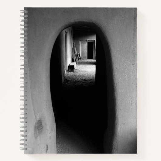 Southwest Adobe Passageway: zwart-wit foto Notitieboek (Voorkant)