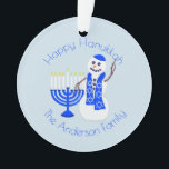 Souvenir de Menorah Chrismukkah de bonhomme de<br><div class="desc">Personnalisez un côté de ces bonhomme de neige et Menorah de Hanoukka pour celui d'un ornement aimable de souvenir. Un côté a un cercle de texte où vous pouvez customiser et personnaliser les mots à votre contenu de coeurs : ajoutez l'année où vous étiez mariés, créez le premier ornement de...</div>