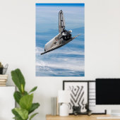 Soviet Buran Shuttle boven de planeet aarde Poster (Thuiskantoor)