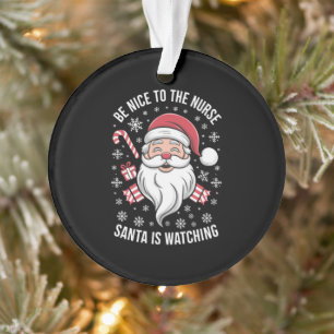 Soyez gentil avec l'infirmière, le Père Noël regar