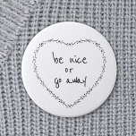 Soyez gentil ou quittez le coeur floral simple Noi<br><div class="desc">Tout le texte peut être customisé. Faites savoir aux gens méchants qu'ils ne sont pas les bienvenus avec ce mignon humour de motivation bouton / badge rond. Les citations positives et anti-harcèlement sont plus votre style. Be Nice ou Go Away Funny Citation Inspirationnelle - L'illustration du coeur s'inspire de la...</div>
