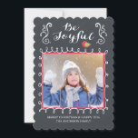 Soyez Joyeux Chalkboard Holiday Carte photo de Noë<br><div class="desc">Envoyez cette année une carte de Noël moderne et unique que votre famille et vos amis aimeront. Notre carte de vacances photo contemporaine dispose d'un cadre blanc et rouge fantaisiste pour votre photo avec des garnitures élégantes fleuris mettant en avant la typographie disant "soyez joyeux" mis sur un arrière -...</div>