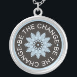 Soyez le changement - collier de citation de 3<br><div class="desc">Portez un collier de citation de trois mots pour motiver et s'inspirer ou pour les donner comme cadeau unique et mémorable à votre famille et amis. Le collier de message avec les conceptions originales combinent l'inspiration avec la beauté</div>