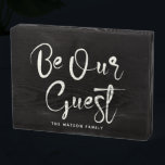 Soyez notre invité Custom Text Family Modern Black<br><div class="desc">Calligraphie de script moderne et tendance "Soyez notre invité" sur cette élégante enseigne arrière et ivoire en bois,  parfait pour accueillir les invités à votre maison,  location de vacances,  ou bed and breakfast.</div>