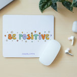 Soyez positif Motivationnel Rétro Typographie Nom<br><div class="desc">Be Positive Motivational Script Typographie Nom Souris Pads comprend le texte "Be Positive" dans une typographie de script moderne accentuée de fleurs rétro, coeurs et étoiles et personnalisée avec votre nom personnalisé à la base. Un cadeau parfait pour Noël, anniversaire, université, meilleurs amis et plus encore. Conçu par ©Evco Studio...</div>
