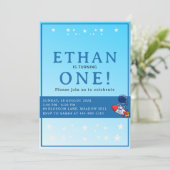 Space First Birthday Invitation – Astronaut Party (Debout devant)