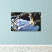 Space Shuttle Atlantis en een Soyuz-ruimtevaartuig Canvas Afdruk (Insitu (Houten vloer))
