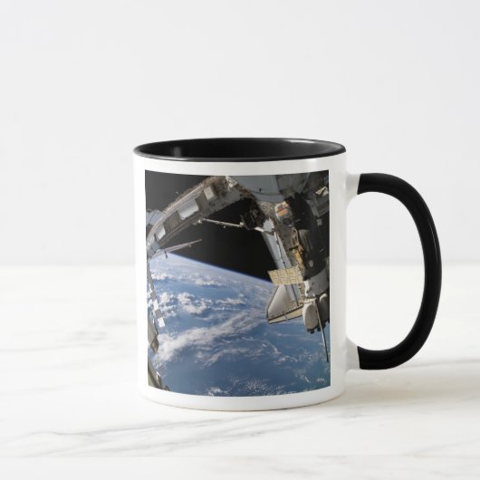 Space Shuttle Atlantis en een Soyuz-ruimtevaartuig Mok (Rechts)