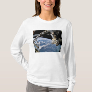 Space Shuttle Atlantis en een Soyuz-ruimtevaartuig T-shirt