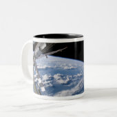 Space Shuttle Atlantis en een Soyuz-ruimtevaartuig Tweekleurige Koffiemok (Voorkant links)