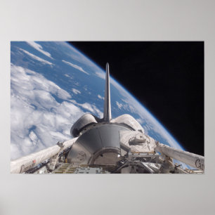 Space Shuttle Discovery door Aarde teruggeworpen Poster