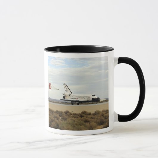 Space Shuttle Discovery implementeert de bijbehore Mok (Rechts)