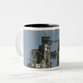 Space Shuttle Discovery is klaar 2 Tweekleurige Koffiemok (Voorkant links)