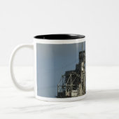 Space Shuttle Discovery is klaar 2 Tweekleurige Koffiemok (Links)