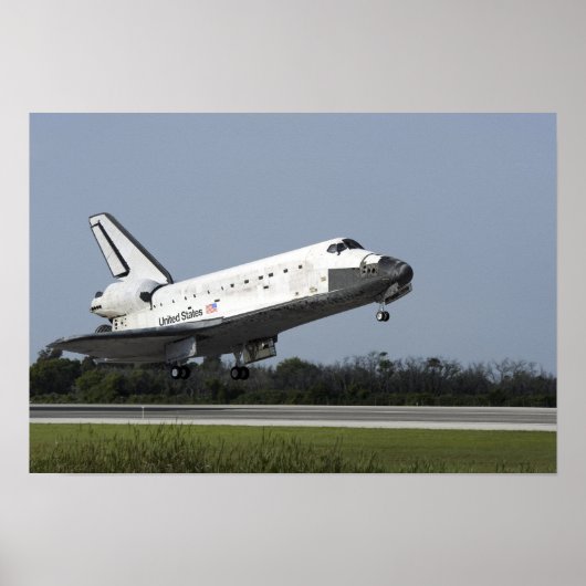 Space shuttle Discovery landt op Runway 33 2 Poster (Voorkant)