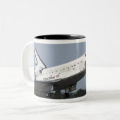 Space shuttle Discovery landt op Runway 33 2 Tweekleurige Koffiemok (Voorkant links)