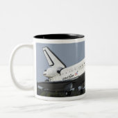 Space shuttle Discovery landt op Runway 33 2 Tweekleurige Koffiemok (Links)