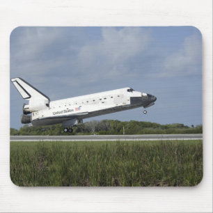Space shuttle Discovery landt op Runway 33 Muismat