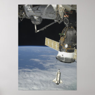 Space shuttle Endeavor, een Soyuz ruimtevaartuig Poster