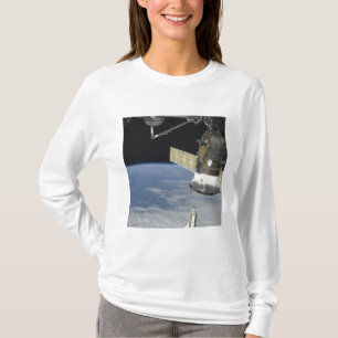 Space shuttle Endeavor, een Soyuz ruimtevaartuig T-shirt